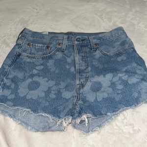 Levi 501 shorts with bleached flowers size 28 great condition